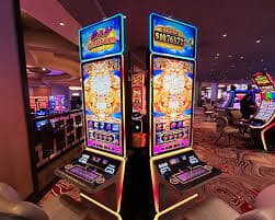 Kontrol taruhan Phoenix Rises menampilkan penggeser nilai koin, tombol putaran, dan tampilan saldo akun real-time